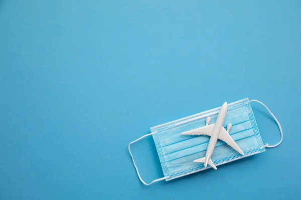 Covid Flugreisen Hintergrund. Flugzeug mit Coronavirus-Schutzmaske — Stockfoto