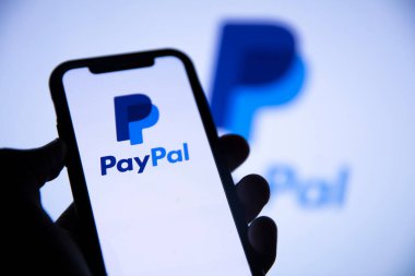 LONDON, İngiltere - Ağustos 2021: Akıllı bir telefondan Paypal finans hizmeti logosu