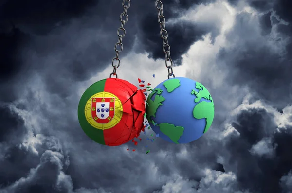 Bola bandera de Portugal rompiendo contra el planeta tierra. Impacto global y concepto de desastre. Renderizado 3D — Foto de Stock