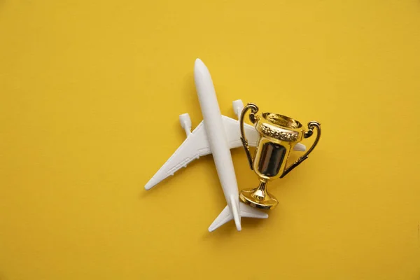 비행기 여행 시상식이요. 항공 사업 만족. 금 트로피를 단 장난감 비행기 — 스톡 사진
