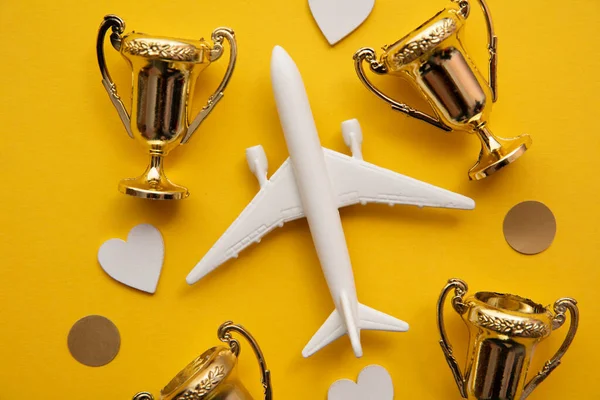 비행기 여행 시상식이요. 항공 사업 만족. 금 트로피를 단 장난감 비행기 — 스톡 사진