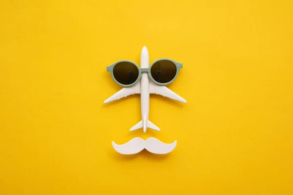 여름 연휴 얼굴. 비행기의 선글라스와 콧수염으로 만든 특징적 인 얼굴 — 스톡 사진