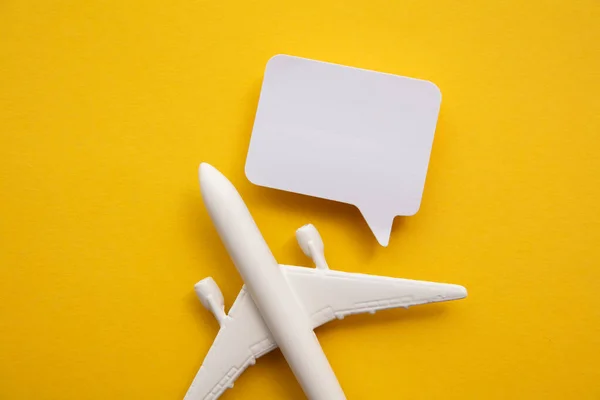 빈 말 거품 이 있는 비행기. 비행 피드백 과 휴일 의사소통 배경 — 스톡 사진
