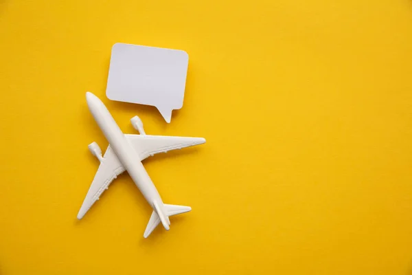 빈 말 거품 이 있는 비행기. 비행 피드백 과 휴일 의사소통 배경 — 스톡 사진