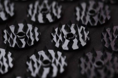 Bir sürü plastik çivili akupunktur paspası. Alternatif terapi ve rahatlama ilacı.