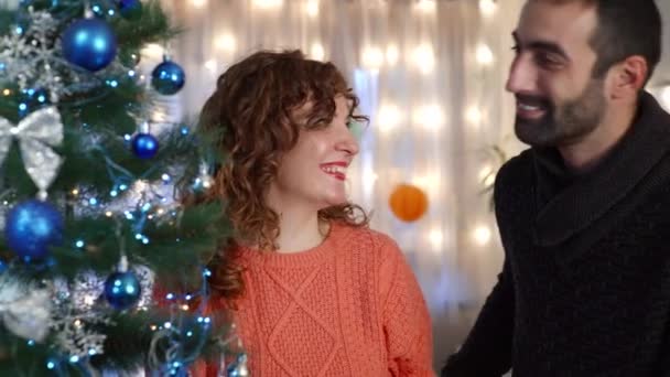 Casal Gostando Decorar Árvore Natal Sala Estar Preparação Feriados — Vídeo de Stock