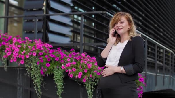 Una Mujer Negocios Embarazada Sonriente Parada Junto Flores Frente Edificio — Vídeos de Stock