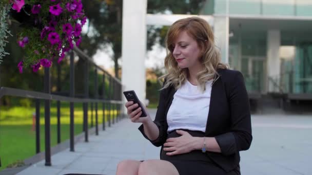 Smiling Caucasian Pregnant Business Woman Sitting Stairs Front Modern Architecture — Stock Video