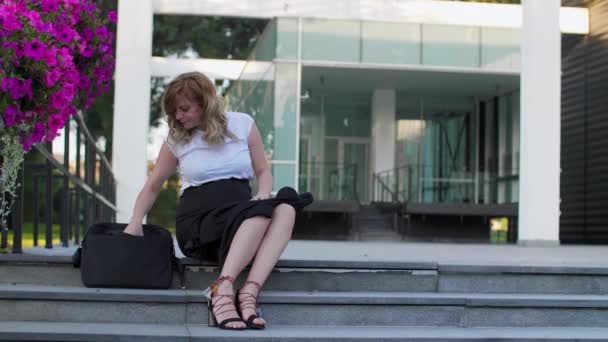 Uma Mulher Negócios Grávida Sorridente Sentada Nas Escadas Tirar Casaco — Vídeo de Stock
