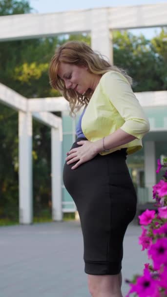 Smiling Pregnant Caucasian Woman Posing Front Modern Building — Stock Video