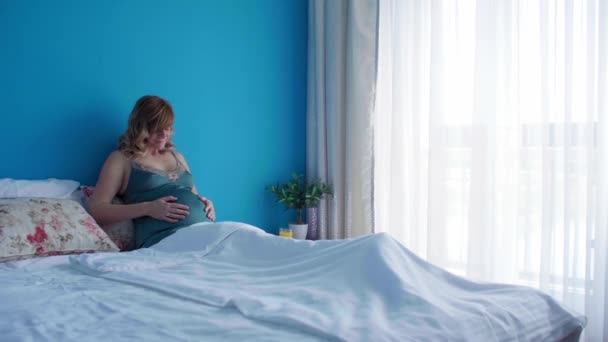 Una Mujer Embarazada Sonriente Una Posición Semi Sentada Cama Con — Vídeos de Stock