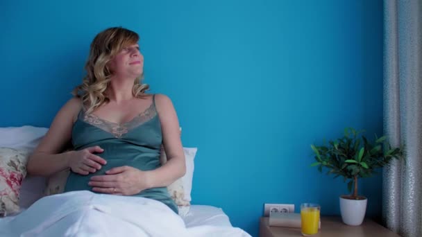 Eine Lächelnde Schwangere Einer Halb Sitzenden Position Bett Die Hände — Stockvideo