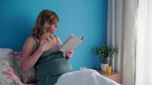 Een Zwangere Vrouw Een Semi Zittende Positie Haar Bed Ziet — Stockvideo