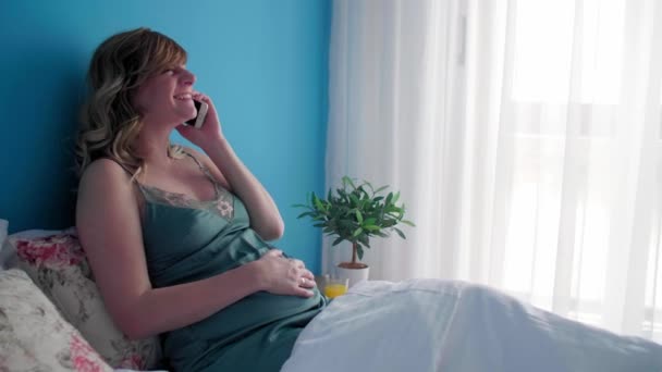 Una Mujer Embarazada Una Posición Semi Sentada Cama Mientras Habla — Vídeos de Stock