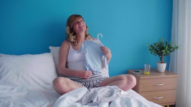 Eine Lächelnde Und Glückliche Schwangere Kaukasierin Sitzender Position Ihrem Bett — Stockvideo