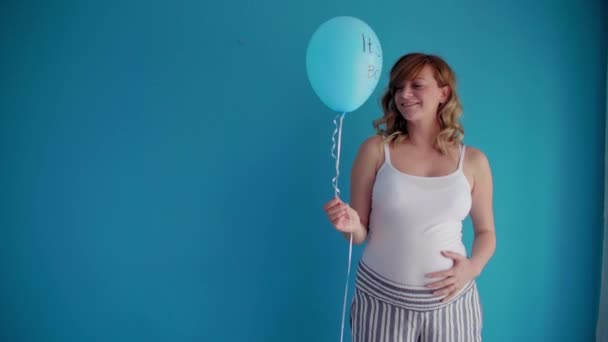 Uma Mulher Grávida Sorrindo Está Segurando Balão Com Palavras Menino — Vídeo de Stock