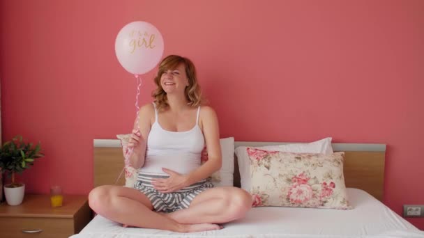Yatağında Balon Tutan Mutlu Hamile Beyaz Bir Kadın Üzerinde Bir — Stok video