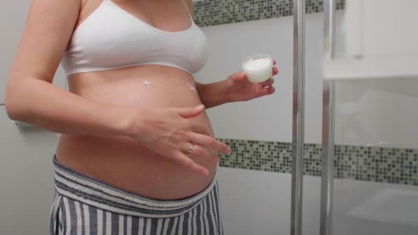 Een Lachende Gelukkige Zwangere Blanke Vrouw Die Badkamer Staat Beide — Stockvideo