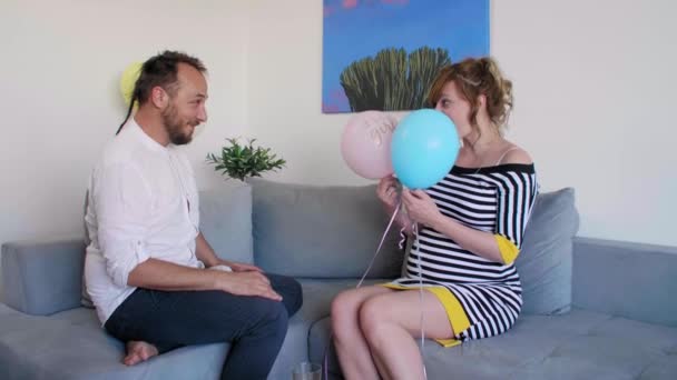 怀孕的女人把蓝色气球送给丈夫是个女孩 — 图库视频影像