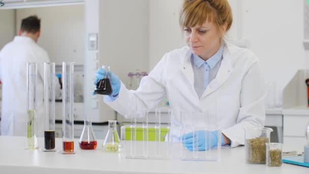 Nærbillede Kemiske Forskere Der Arbejder Med Hamp Cbd Cbda Olie – Stock-video