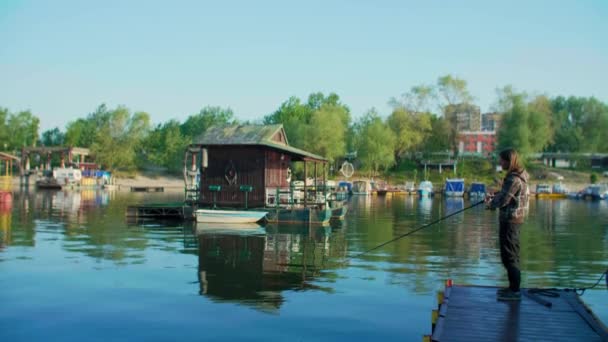 Homem Com Cabelos Longos Está Pescando Esquina Rio Jangada Barcos — Vídeo de Stock