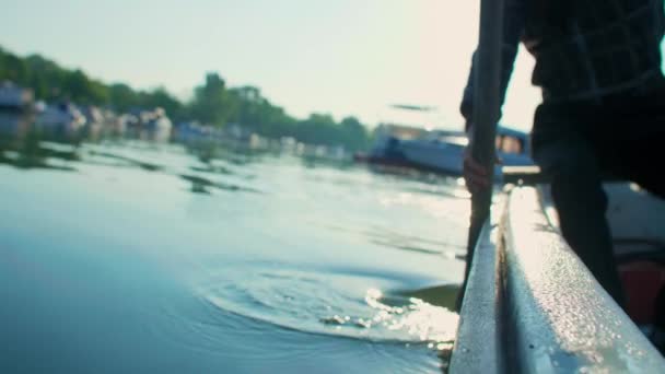 Homme Blanc Âge Moyen Ramant Sur Son Vieux Bateau Blanc — Video