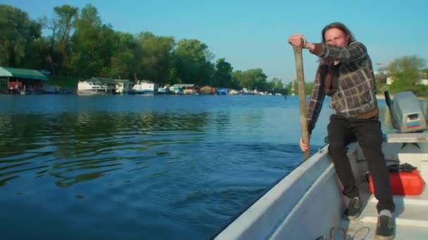 Happy Man Gebruikt Oude Houten Roeipeddel Voor Roeispaan Bij Zonsondergang — Stockvideo