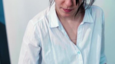 Stüdyosunda, gülümseyen genç bir ressam palette fırçayla boya sürüyor. Etrafında bir sehpaya yerleştirilmiş sanat eserinin yanı sıra resim yapmak için diğer malzemeler yer alıyor..