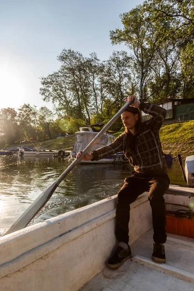 Homem Branco Meia Idade Remando Seu Velho Barco Branco Ele — Fotografia de Stock