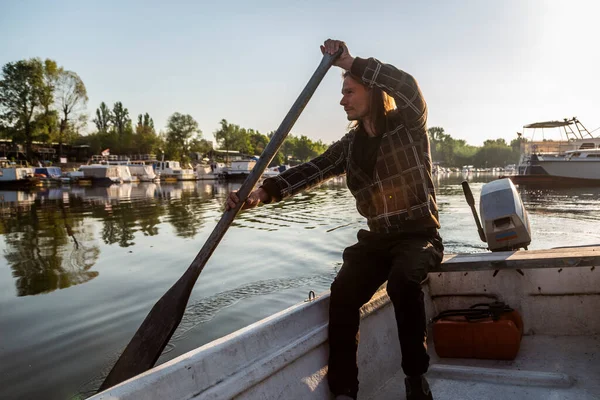 Homem Branco Meia Idade Remando Seu Velho Barco Branco Ele — Fotografia de Stock