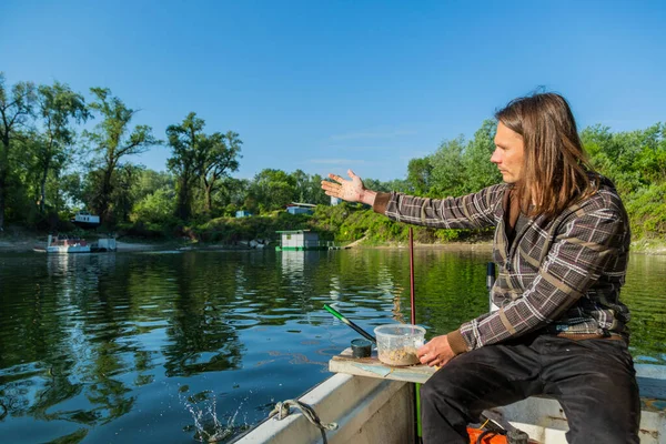 Pescador Atirar Amigo Lago Ele Está Barco Branco Com Árvores — Fotografia de Stock