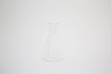 Bilimsel laboratuvar camı Erlenmeyer şişesi beyaz arka planda izole edilmiş.