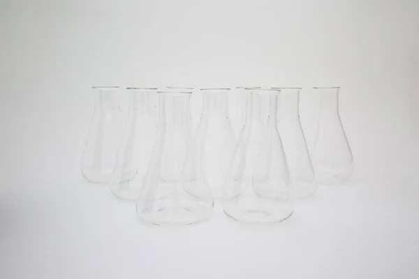 Groupe Verre Laboratoire Scientifique Erlenmeyer Flasque Isolé Sur Fond Blanc — Photo