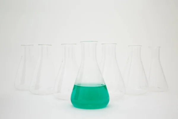 Frasco Vidro Erlenmeyer Laboratório Científico Cheio Líquido Verde Com Equipamento — Fotografia de Stock