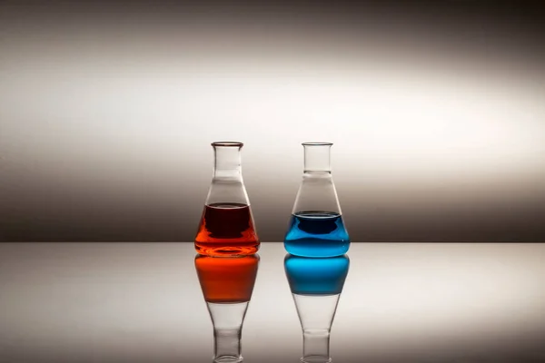 Wissenschaftliches Laborglas Erlenmeyerkolben Gefüllt Mit Roter Und Blauer Flüssigkeit Auf — Stockfoto