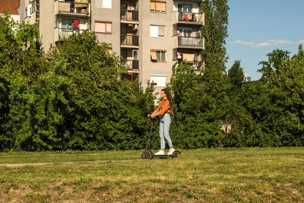 Jonge Mooie Vrouw Rijdt Een Elektrische Scooter Door Een Stedelijke — Stockfoto