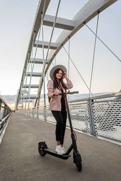 Een Jonge Mooie Vrouw Staat Naast Haar Elektrische Scooter Met — Stockfoto