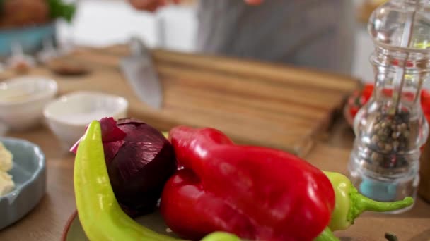 Chef Corta Cebollas Cocina Sobre Una Tabla Madera Hay Verduras — Vídeos de Stock
