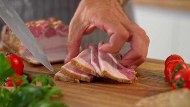 Szef Kuchni Kroi Bekon Kuchni Drewnianej Desce Powierzchni Roboczej Znajdują — Wideo stockowe