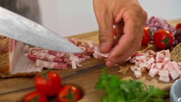Chef Corta Tocino Cocina Sobre Una Tabla Madera Hay Verduras — Vídeos de Stock