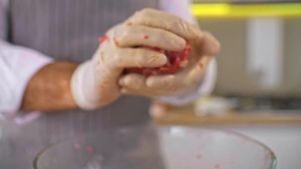 Séf Húsgombócokat Készít Egy Fapadlóra Teszi Őket Különböző Fűszerek Zöldségek — Stock videók