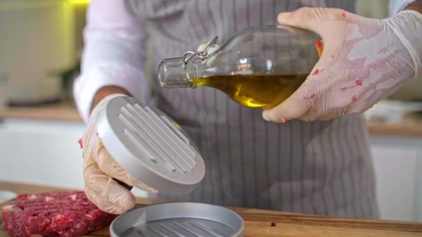Chef Oiling Burger Press Ελαιόλαδο Στην Κουζίνα — Αρχείο Βίντεο