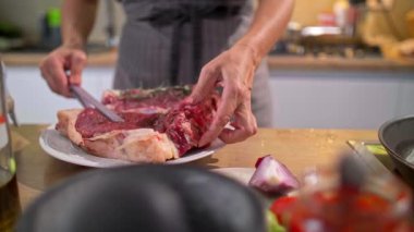 Mutfaktaki ızgara tepsisinde et pişirirken, şefin nazikçe hamburgeri çevirmesi ve hazır olup olmadığını kontrol etmesi..