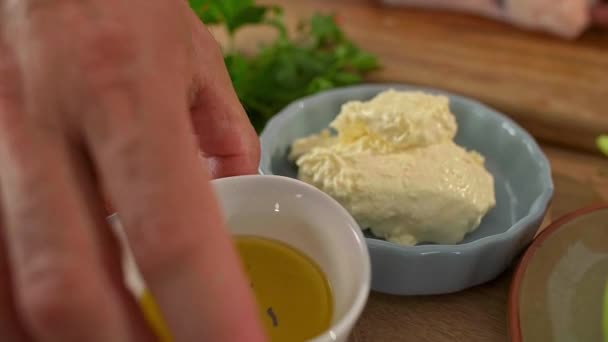 Gros Plan Chef Frottant Huile Olive Sur Viande Sur Une — Video