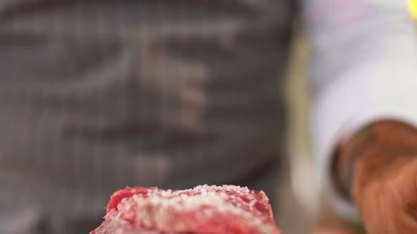 Närbild Kockens Händer Lägga Kryddor Till Köttet Förberedelsefasen Innan Bakning — Stockvideo