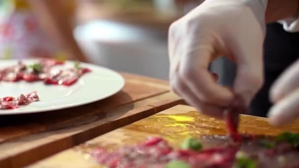 Närbild Den Beredda Carpaccio Kött Servering Tallrik Och Kock Lägga — Stockvideo