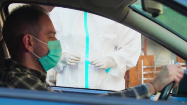 Homem Recusa Trabalhador Médico Tentando Realizar Drive Thru Covid Teste — Vídeo de Stock