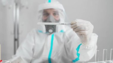 PPE 'deki tıp çalışanı hastane laboratuarında COVID-19 testi pozitif çıktı..