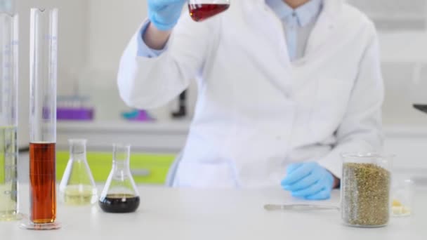 两名科学家在实验室研究大麻Cbd和Cbda油和石碑 他们用的是胶乳手套 玻璃管和橡皮瓶 大麻籽保健药品 — 图库视频影像