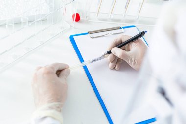 PPE 'deki tıp çalışanı hastane laboratuvarında COVID-19 testi pozitif çıktı..